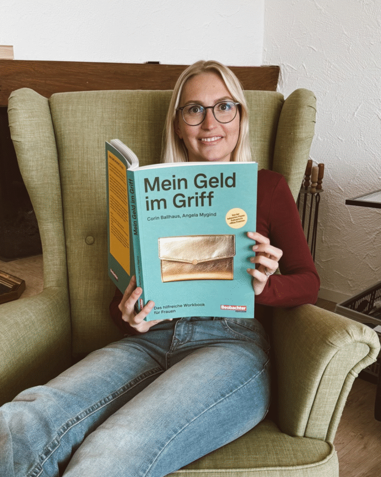 Miss Finance Wiki- Mein Geld im Griff - Angela im Sessel