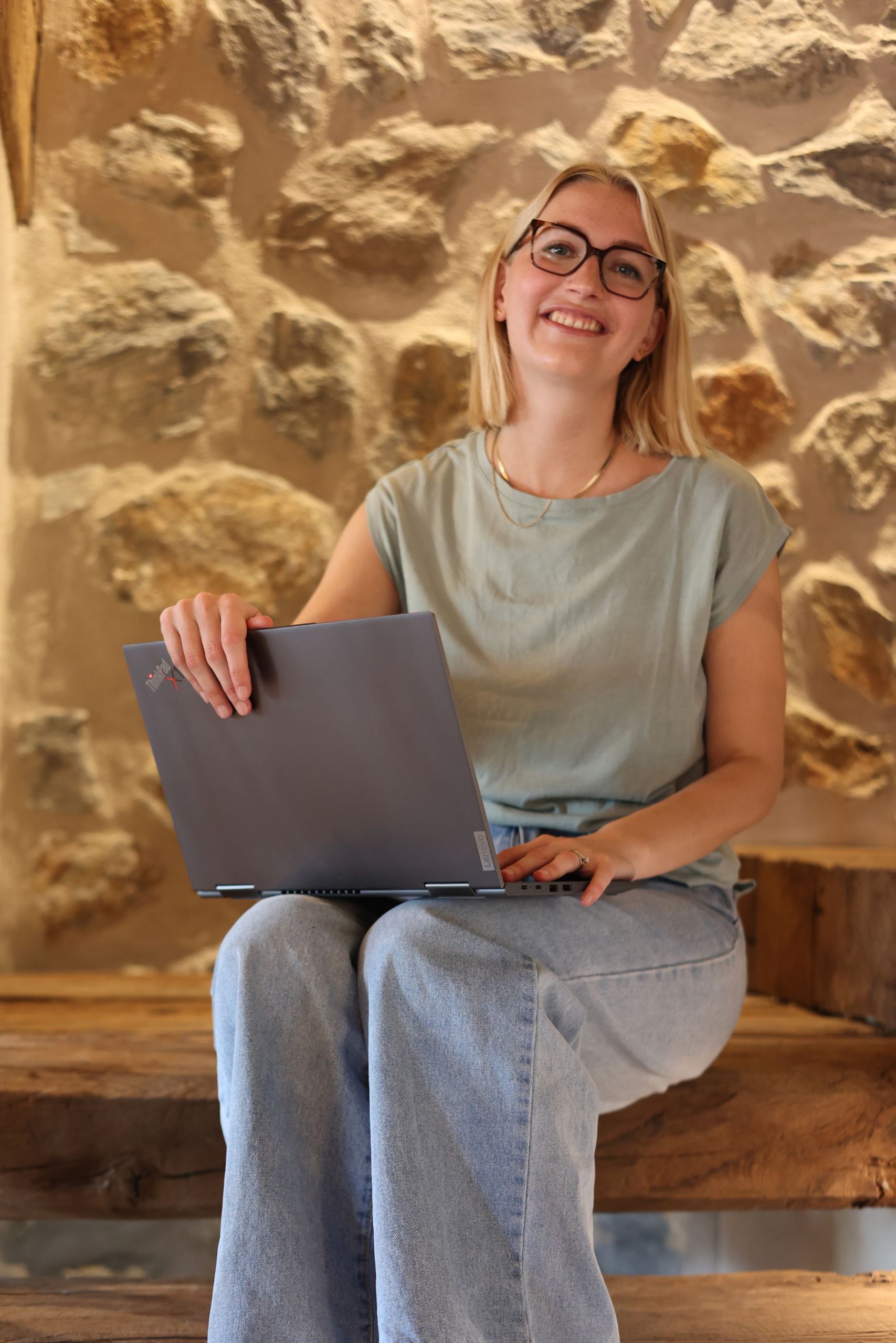 Miss Finance Wiki-angela-mitlaptop Miss Finance - Angela mit Laptop